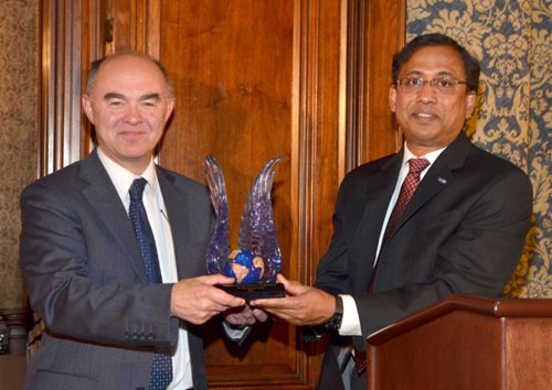 Sir Martin Sweeting awarded Caltech’s International von Kármán Wings Award